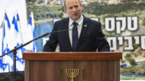 ראש הממשלה, נפתלי בנט, נואם במעלות תרשיחא (צילום: רמי שלוש)