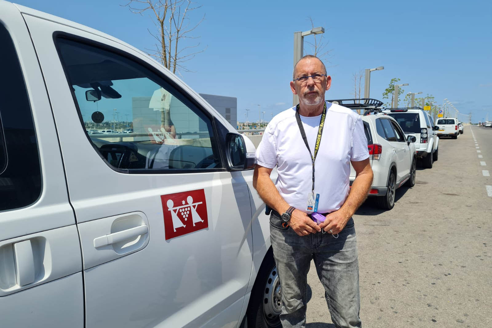 מורה דרך אבי רגב הפגנת מורי הדרך נתב"ג (צילום: הדס יום טוב)