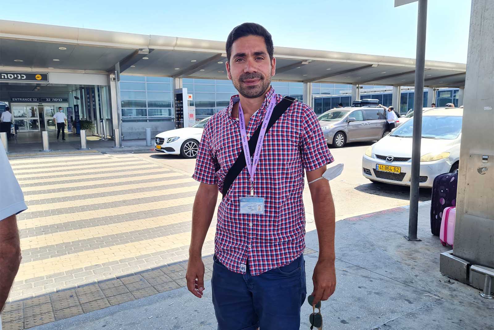 מורה דרך ג'רמי בניסטי הפגנת מורי הדרך נתב"ג (צילום: הדס יום טוב)