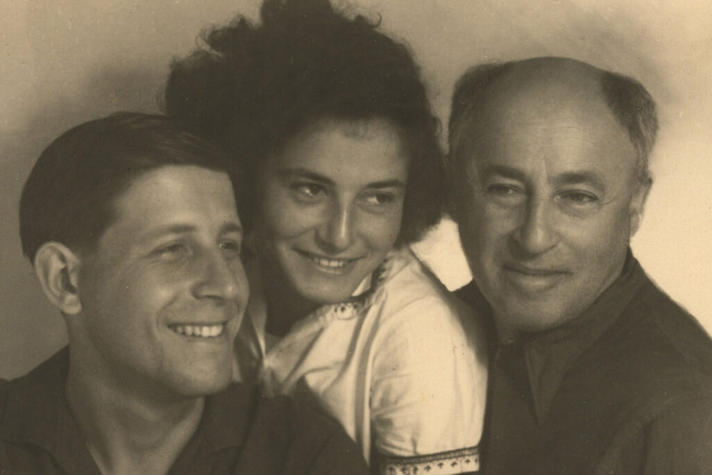 יצחק טבנקין (מימין) עם שניים מילדיו, חנה ומשה, 1941. &quot;כוח ההנהגה שלו ירד משום שהוא לא היה פוליטיקאי&quot; (ארכיון יד טבנקין)