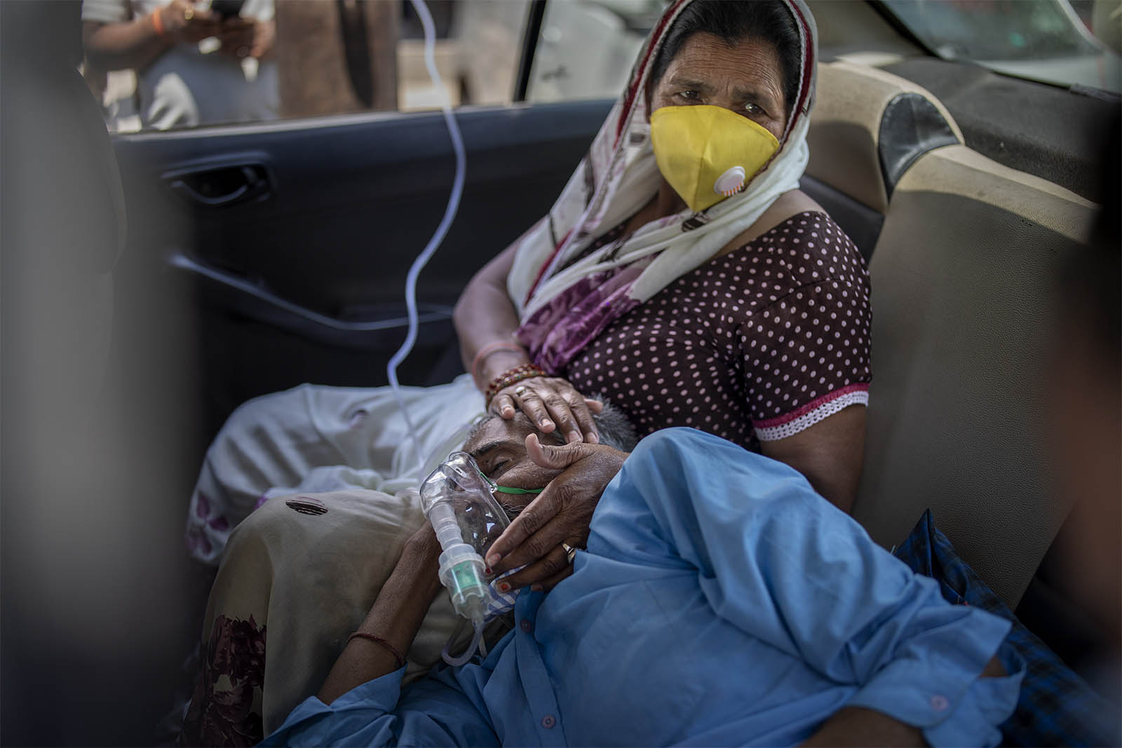 חולה עם מסכת חמצן בניו דלהי, הודו (צילום: AP/Altaf Qadri)
