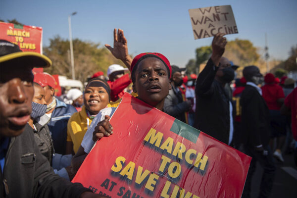 מפגינים בפרטוריה, דרום אפריקה צועדים בדרישה להכניס את החיסונים מסין ורוסיה לתוכנית החיסונים הלאומית. הגל השלישי של מגפת הקורונה בדרום אפריקה מכריע את מערכת הבריאות במדינה. (צילום: AP/Let Pretorius)