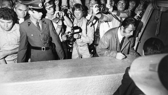 ארונו של אחד מהישראלים שנרצחו בכפר האולימפי במינכן 1972, עולה על מטוס לישראל (AP Photo)