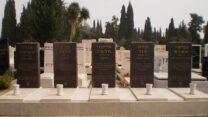 קבריהם של חמישה מקורבנות טבח הספורטאים באולימפיאדת מינכן, בבית הקברות בקריית שאול (צילום: דוד שי / ויקימדיה)