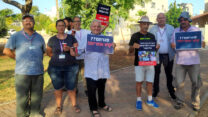 הפגנת מורי הדרך מחוץ לביתו של שר האוצר. "אין מנוס מלהכניס את היד לכיס ולתת לבעלי המקצוע כסף" (צילום ארכיון: ללא קרדיט)