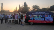 מורי הדרך מחוץ לביתו של שר האוצר הבוקר (ללא קרדיט)