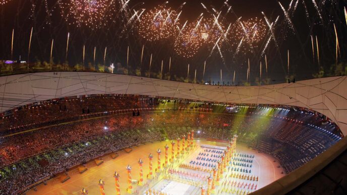 מפגן זיקוקים &quot;מקפיץ אדרנלין&quot;, בטקס הפתיחה של אולימפיאדת בייג'ינג 2008 (צילום: AP Photo/Julie Jacobson, file)