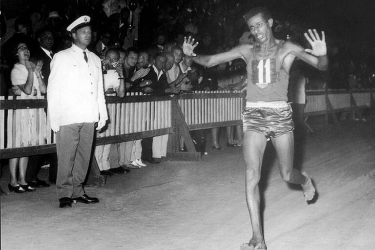 ביקילה באולימפיאדת רומא, 1960. &quot;רץ יחף את המרתון, וניצח&quot; (צילום: ויקיפדיה)