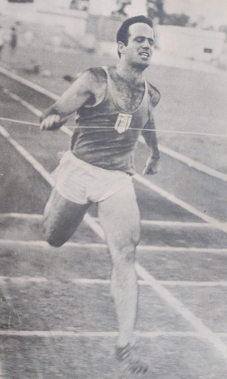 לוי פסבקין בריצה ל-100 מטרים בטוקיו 1964. &quot;חוויה אדירה&quot; (צלום: אלבום פרטי)