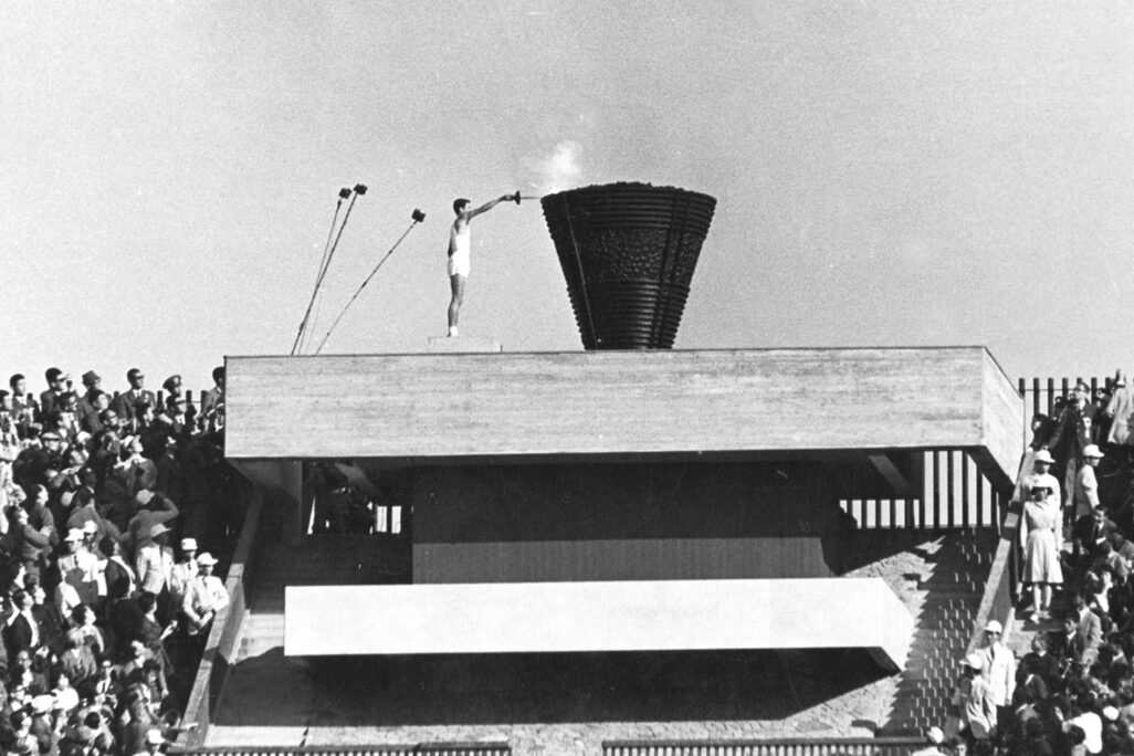 האצן היפני יושינורי סאקאי מדליק את הלפיד האולימפי בטוקיו, 1964. (AP Photo/File)