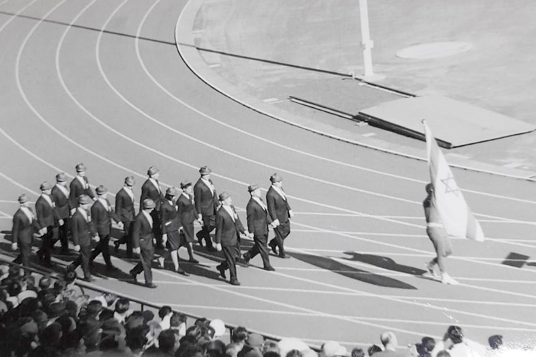 המשלחת הישראלית בטקס הפתיחה של אולימפיאדת טוקיו 1964. נושא הדגל הגיע מאוחר מארה"ב ולא מצאו לו חליפה. אז הוא צעד בטרנינג (צילום: אלבום פרטי)