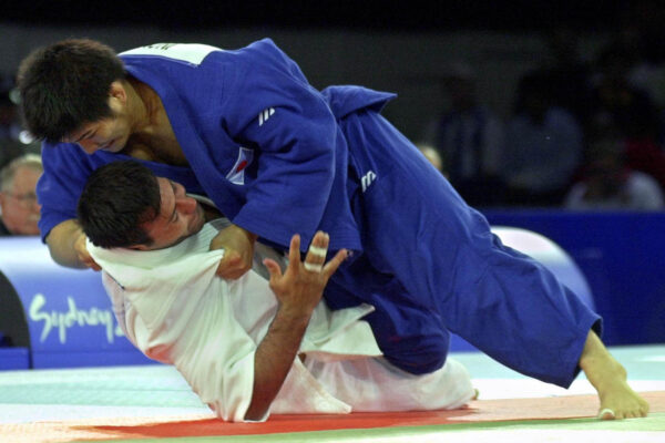 אריק זאבי מול היפני קוסיי אינווה ברבע גמר אולימפיאדת סידני 2000 (AP Photo/Katsumi Kasahara)
