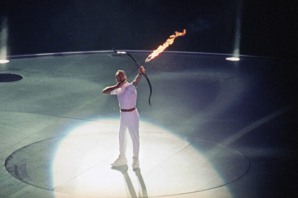 הקשת הפראלימפי, אנטוניו רבולו, יורה חץ בוער ומדליק את הלפיד האולימפי בברצלונה 1992 (AP Photo/Dominique Mollard)