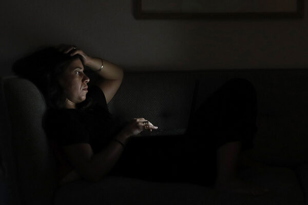 עובדת מהבית, על הספה, עם מחשב נייד על הבירכיים. הגיע הזמן לעצב את הנורמלי החדש (צילום: Getty Images)