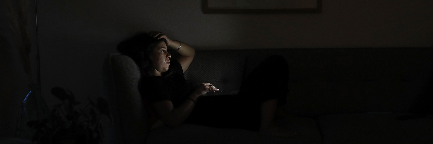 עובדת מהבית, על הספה, עם מחשב נייד על הבירכיים. הגיע הזמן לעצב את הנורמלי החדש (צילום: Getty Images)