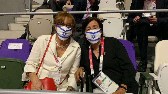 אלמנות מינכן, אילנה רומנו ואנקי שפיצר, באצטדיון האולימפי בטוקיו (צילום: הוועד האולימפי בישראל)