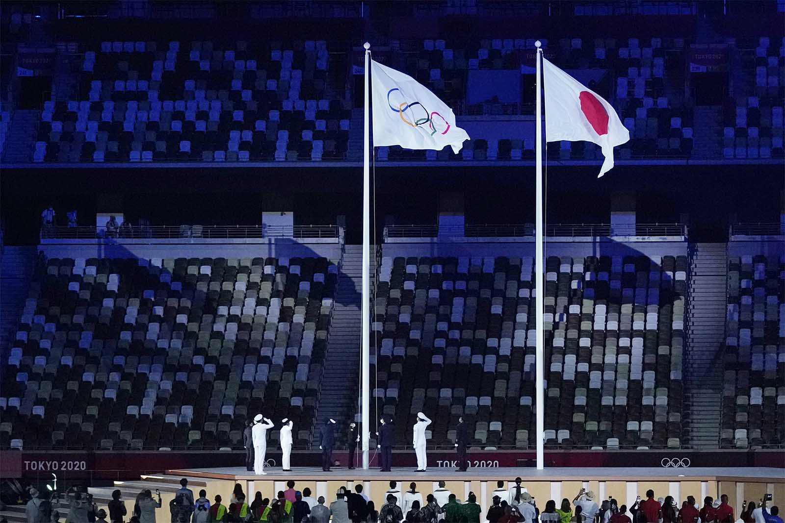 הדגל האולימפי מונף במהלך טקס הפתיחה (AP / קירסטי וויגלסוורת)