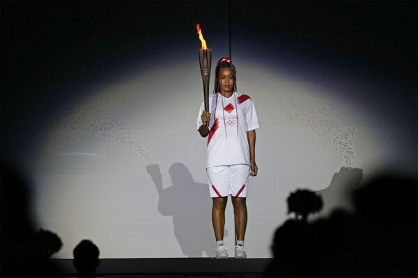 נאומי אוסקה מדליקה את הלפיד האולימפי בטקס פתיחת אולימפיאדת טוקיו (AP/Natacha Pisarenko)