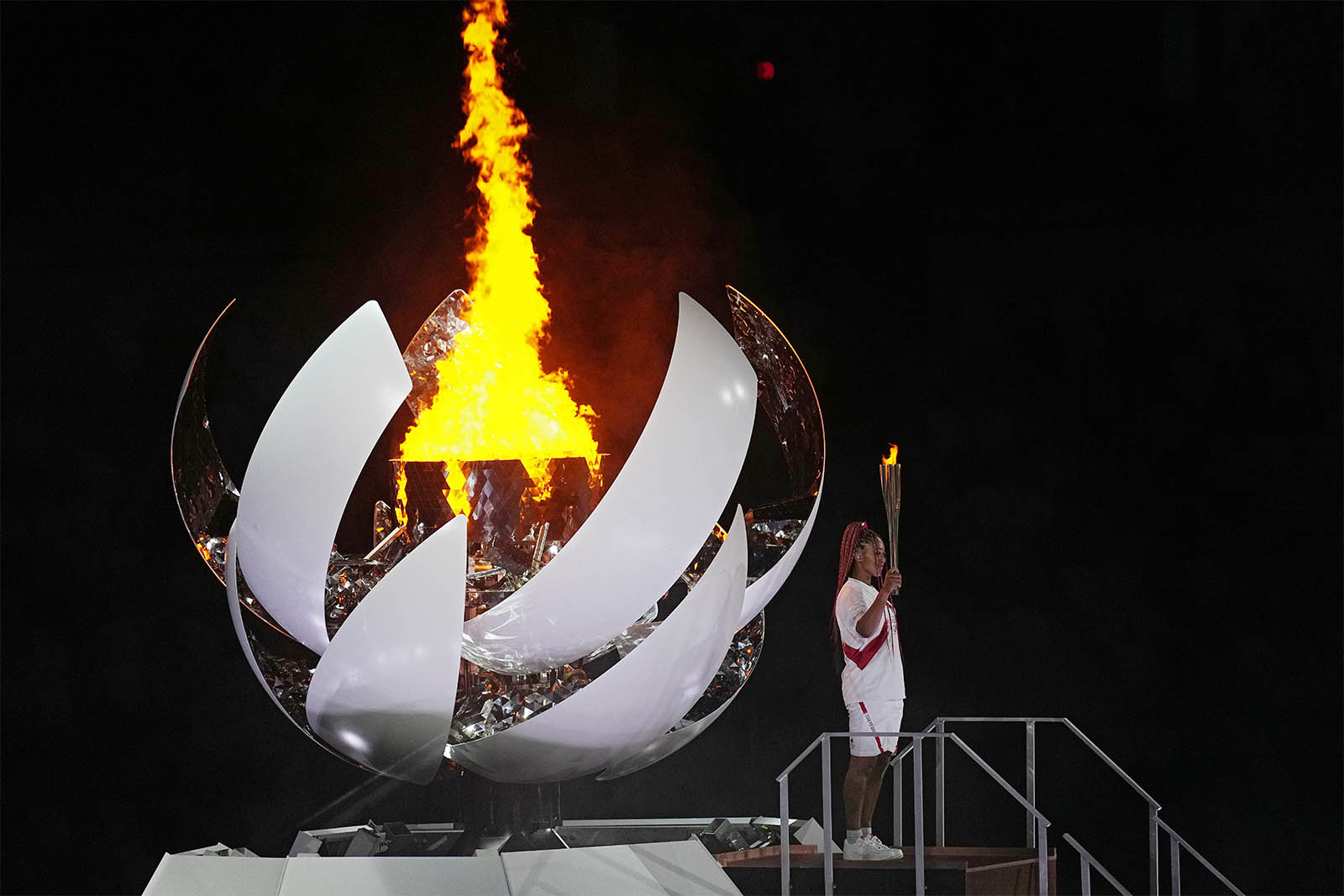 נאמי אוסקה מדליקת הלפיד האולימפי (צילום: AP / דייוויד ג'יי פיליפ)