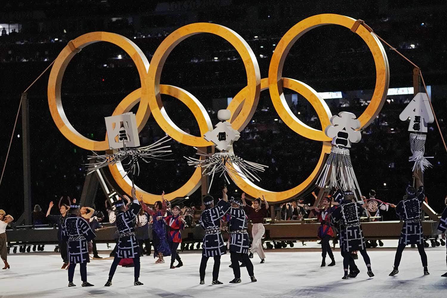 סמל האולימפיאדה מעץ (AP Photo/Petr David Josek)