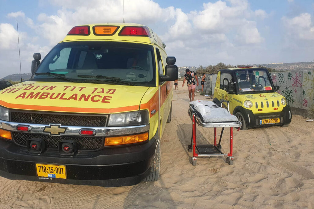 רכבי מד"א בפעולה סמוך לחוף מעיין צבי (צילום: תיעוד מבצעי מד"א) רכבי מד"א בפעולה סמוך לחוף מעיין צבי (צילום: תיעוד מבצעי מד"א)