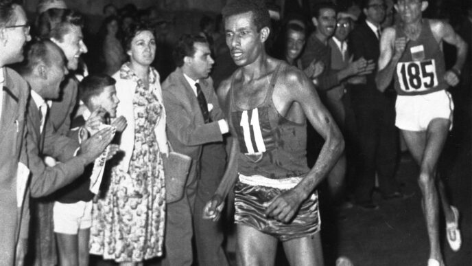 אבבה ביקילה מאתיופיה רץ יחף את המרתון באולימפיאדת רומא 1960 (צילום: AP Photo/File)