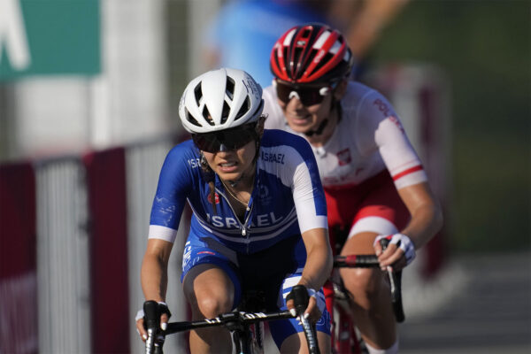 עומר שפירא במרוץ האופניים באולימפיאדת טוקיו (צילום: AP/Christophe Ena)