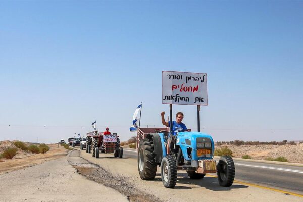 מחאת חקלאי הערבה התיכונה כנגד שרי החקלאות והאוצר (צילום: תם אלדר, הערבה התיכונה)