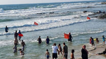 רוחצים בחוף ג'סר אזרקה, לא נשמעים להוראות המצילים. "צריך ממש להקפיד לא לעבור את הדגלים" (אלבום פרטי)
