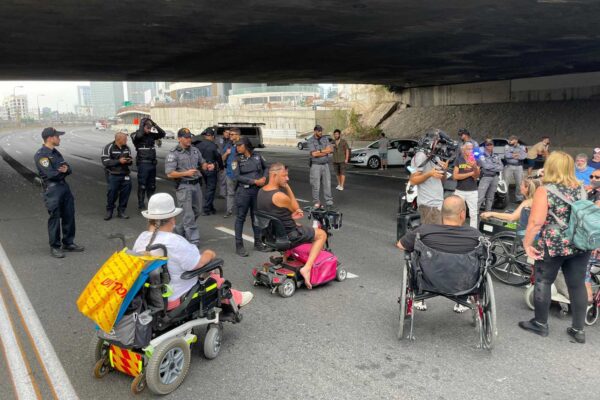 מחאת הנכים בנתיבי איילון (צילום: לביא נאור דוברות קבוצות מחאת הנכים)