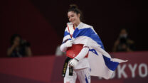 אבישג סמברג חוגגת את הזכייה במדליית הארד באולימפיאדת טוקיו (צילום ארכיון: עמית שיסל, באדיבות הוועד האולימפי בישראל)