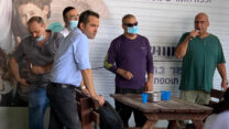 ועד עובדי מפעל טרה בנתיבות. מימין לשמאל: מנשה פנחס יו"ר הוועד, יוסי הראל, אריאל ברנע מזכיר הסתדרות המזון, אהרון לוין ורומן שבשקביץ (צילום: ועד עובדי מפעל טרה בנתיבות)