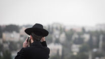 חרדי מדבר בטלפון סלולרי (צילום: הדס פרוש/פלאש90)