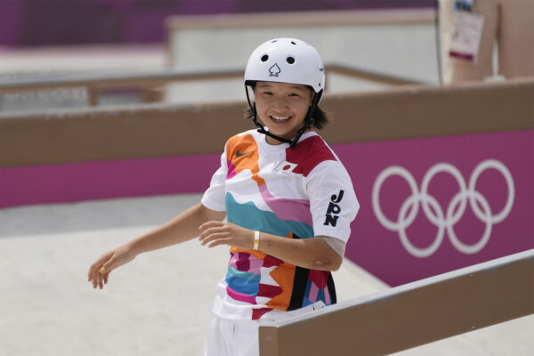 מומיג'י נישייה בת ה-13 מיפן, מדליסטית הזהב הצעירה ביותר במשחקים האולימפיים (צילום: AP/Ben Curtis)
