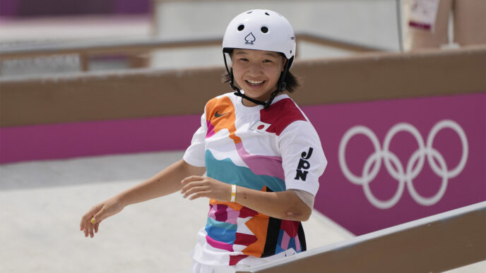 מומיג'י נישייה בת ה-13 מיפן, מדליסטית הזהב הצעירה ביותר במשחקים האולימפיים (צילום: AP/Ben Curtis)