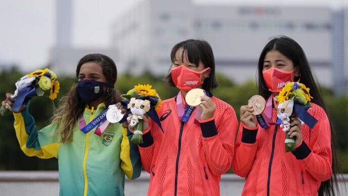 מומיג'י נישייה (במרכז), ראיסה ליאל ופונה נאקאימה. הפודיום הצעיר בתולדות המשחקים האולימפיים (צילום: AP/Ben Curtis)