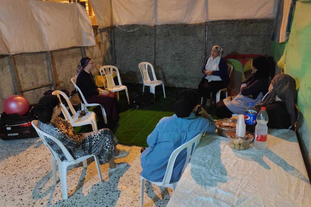ישיבה של הקבוצה בשכונת שמואל הנביא. &quot;אף אחד לא רוצה להקשיב&quot; (צילום: דוד טברסקי)