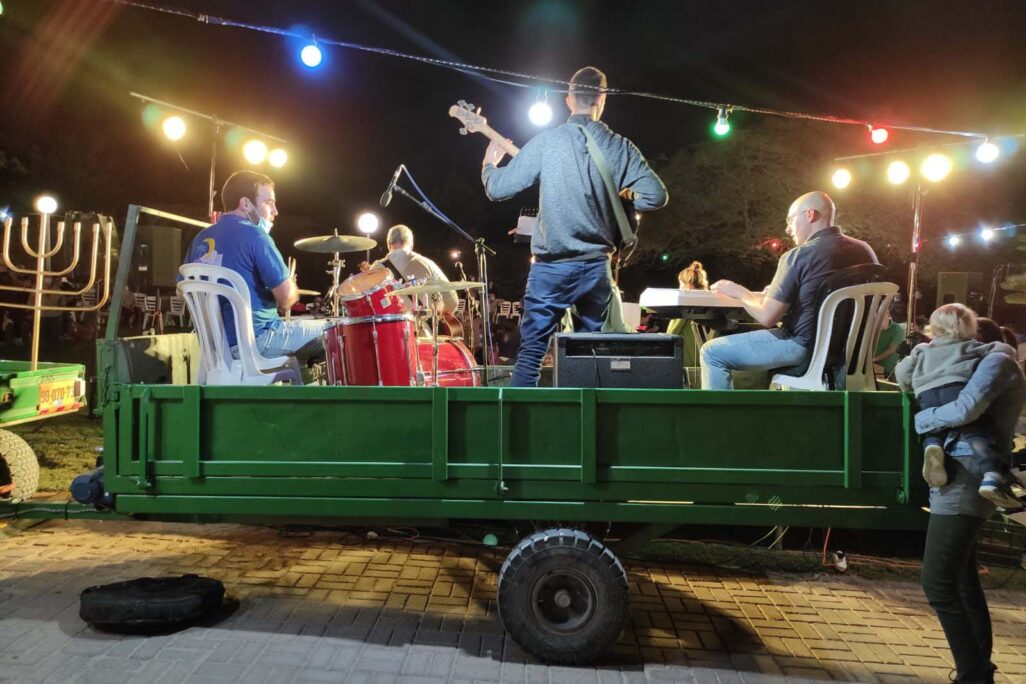 הופעה בקיבוץ קטורה. "תרבות עם עומק, טקסים, חגים, הופעות" (צילום: אלבום פרטי) הופעה בקיבוץ קטורה. "תרבות עם עומק, טקסים, חגים, הופעות" (צילום: אלבום פרטי)
