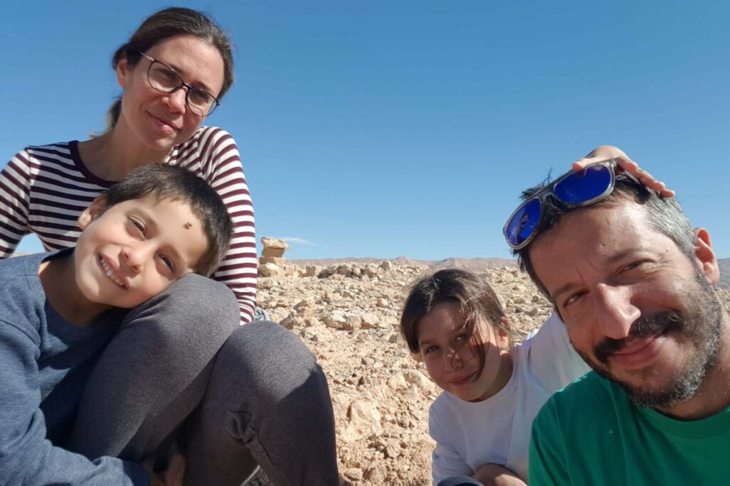 משפחת ליאון: עברי 6, מילה 8, מיכה 40 והילה 42. "נפל לנו האסימון שהגענו לקיבוץ אמיתי, מקום שבו דואגים זה לזה" (צילום: אלבום פרטי)