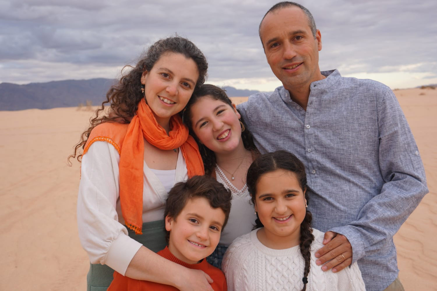 הצוקים: רועי 43, ליזה 40, הילה 13, שיר 10, מעיין 8. "כשחיינו בירושלים, לכסף היה מקום מרכזי בחיינו" (צילום: אלבום פרטי) הצוקים: רועי 43, ליזה 40, הילה 13, שיר 10, מעיין 8. "כשחיינו בירושלים, לכסף היה מקום מרכזי בחיינו" (צילום: אלבום פרטי)