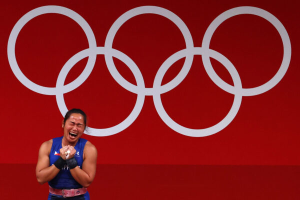 מופע של שיא הרגש. מרימת המשקולות הפיליפינית, הידלין דיאז. זוכה במדליית הזהב בטוקיו ולא יכולה לעצור את הדמעות (REUTERS/Edgard Garrido)