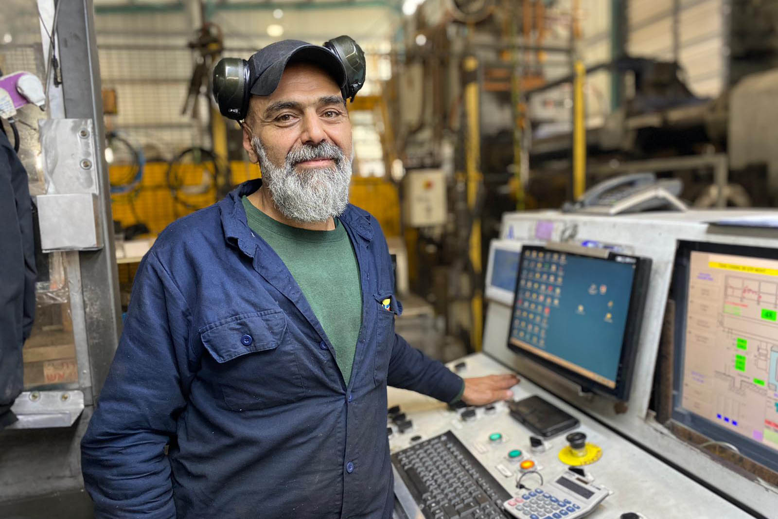 עבדאללה מוחמד מנהריה, מפקד על המכונה שמייצרת את פרופיל האלומיניום (צילום: יעל אלנתן)