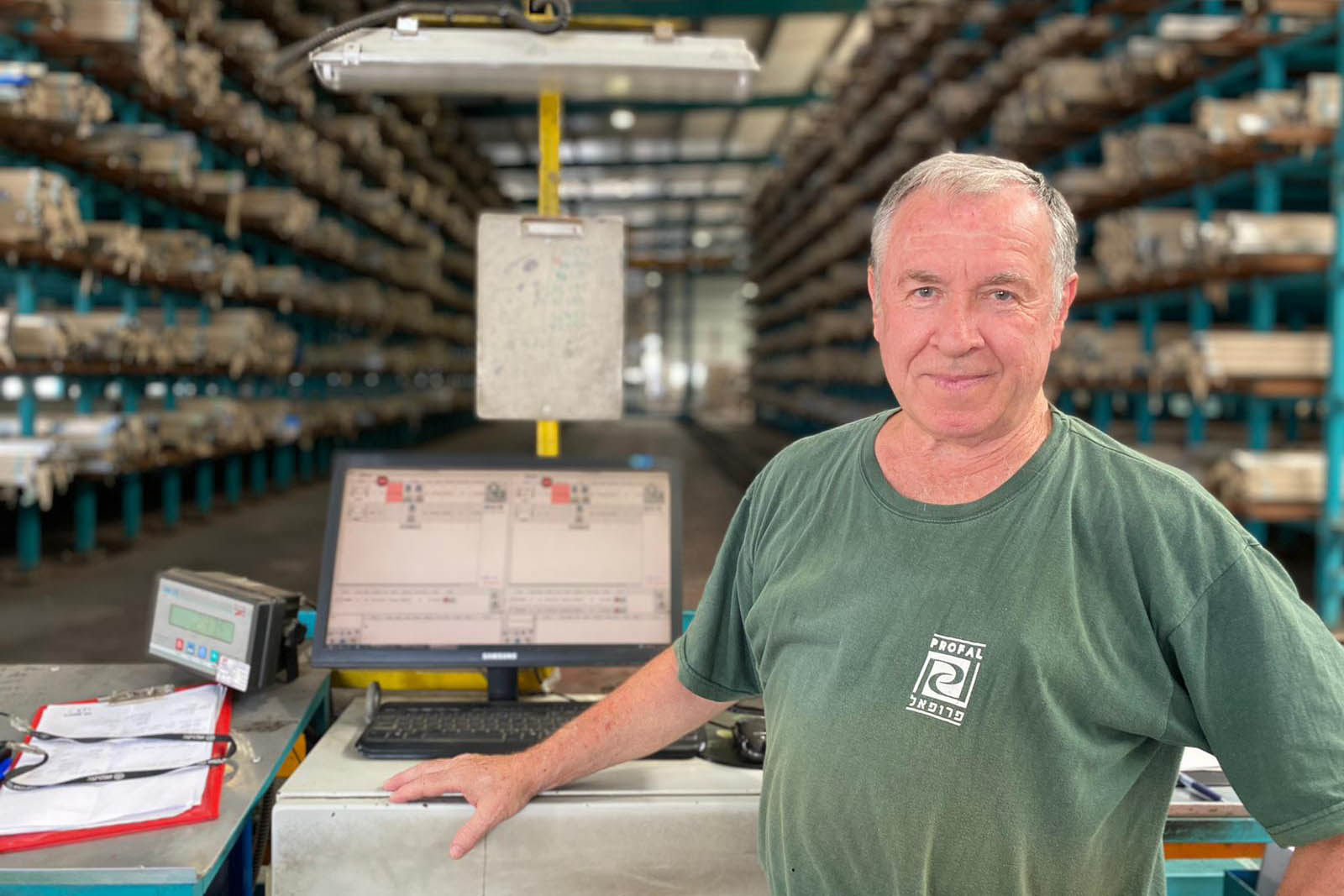 איגור טרסקין מנהריה, עובד במחסן המפעל 18 שנים. "היום הכל ממוחשב, פעם הוא הכיר בעין כל פרופיל" (צילום: יעל אלנתן)