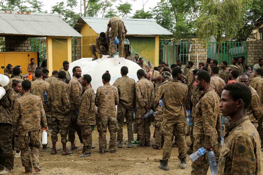 חיילי צבא אתיופי בשבי צבא תגראי ממתינים לחלוקת מים בכלא מחוץ למקלה. הצבא האתיופי נאלץ לסגת במהרה, מותיר בשטח אלפי פצועים שהפכו לשבויי מלחמה. (צילום: רויטרס)