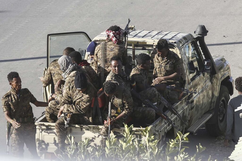 חיילי הצבא האתיופי מפטרלים מחוץ למקלה, בירת מחוז תגראי, מרץ 2021. &quot;הכאוס חוגג וקשה להבין מה בדיוק מתרחש&quot; (צילום: מינאס וונדימו היילו, Getty Images)