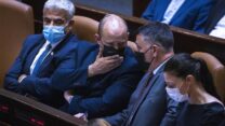 שרת התחבורה מיכאלי, שר המשפטים סער, ראש הממשלה בנט ושר החוץ לפיד. הדבק זה המעמד (צילום: אוליבייה פיטוסי/פלאש90)
