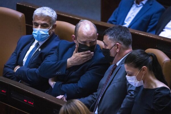 שרת התחבורה מיכאלי, שר המשפטים סער, ראש הממשלה בנט ושר החוץ לפיד. הדבק זה המעמד (צילום: אוליבייה פיטוסי/פלאש90)