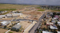 בית ספר חדש באום בטין, ולידו מגרשים עליהם ייבנו מבני מגורים חדשים. "ילדים באמצע המדבר רואים דרך הטלפון החכם את את כל העולם הכי מתקדם והם רוצים את זה, ובצדק" (צילום: דוד טברסקי)