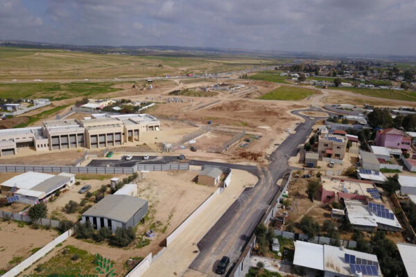 בית ספר חדש באום בטין, ולידו מגרשים עליהם ייבנו מבני מגורים חדשים. "ילדים באמצע המדבר רואים דרך הטלפון החכם את את כל העולם הכי מתקדם והם רוצים את זה, ובצדק" (צילום: דוד טברסקי)