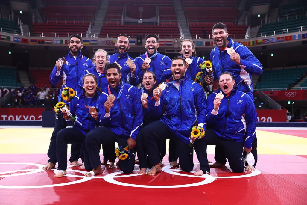 ענבר לניר (שנייה מימין למעלה) ונבחרת ישראל בג'ודו עם מדליית הארד באולימפיאדת טוקיו (צילום: REUTERS/Sergio Perez)